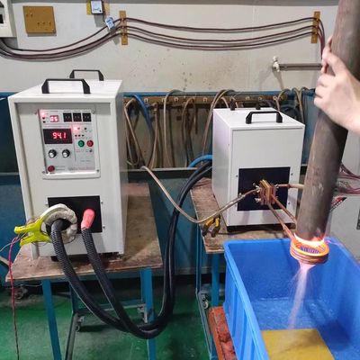 CE-gecertificeerde verticale inductieverhitter met hoge frequentie en Infineon IGBT voor efficiënt verwarmen en harden